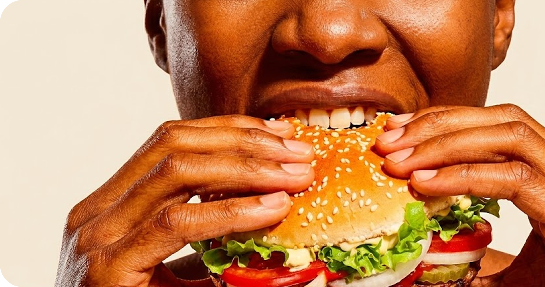 Cliente de Burger King usando la experiencia del producto